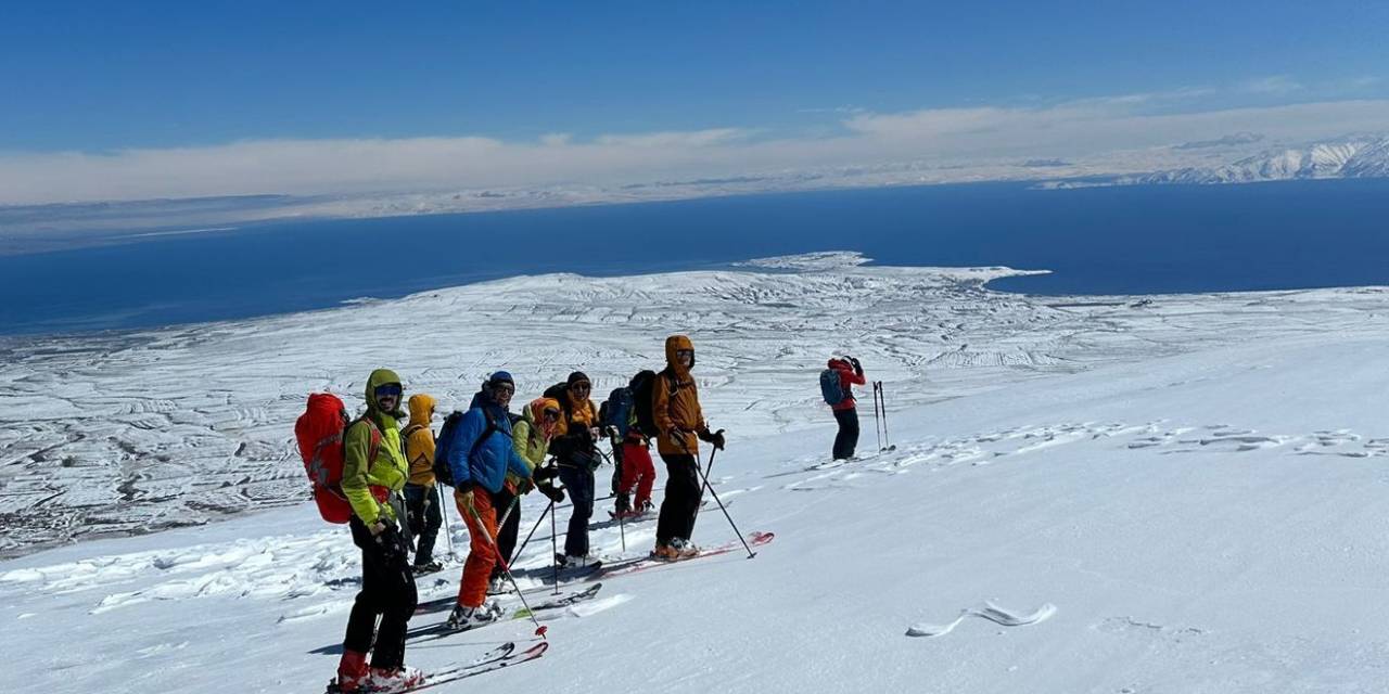 Yabancı Dağcılar Nemrut Dağı’nda Dağ Kayağı Yaptı