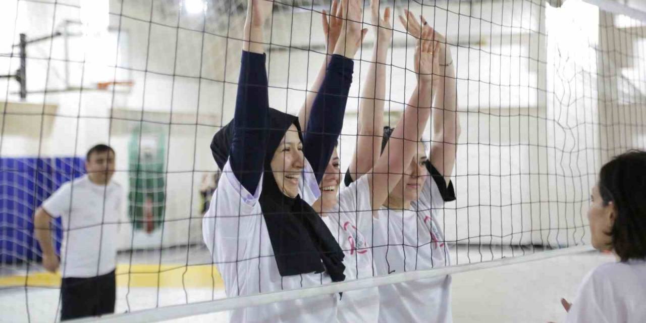 Hastane Çalışanları Kansere Dikkat Çekmek İçin Voleybol Maçı Yaptı