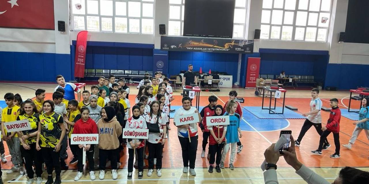 Karslı Kız Öğrenci Bilek Güreşinde Şampiyon Oldu