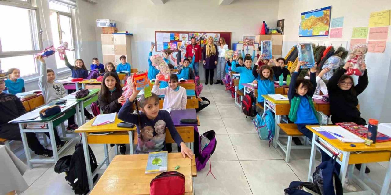 Depremzede Çocuklar İçin Oyuncak Toplandı