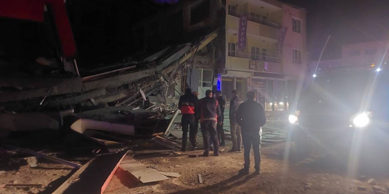 Gölbaşı İlçesinde Ağır Hasarlı 4 Katlı Bina Çöktü