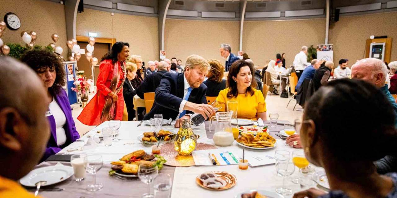 Hollanda Kralı Willem-alexander İftara Katıldı