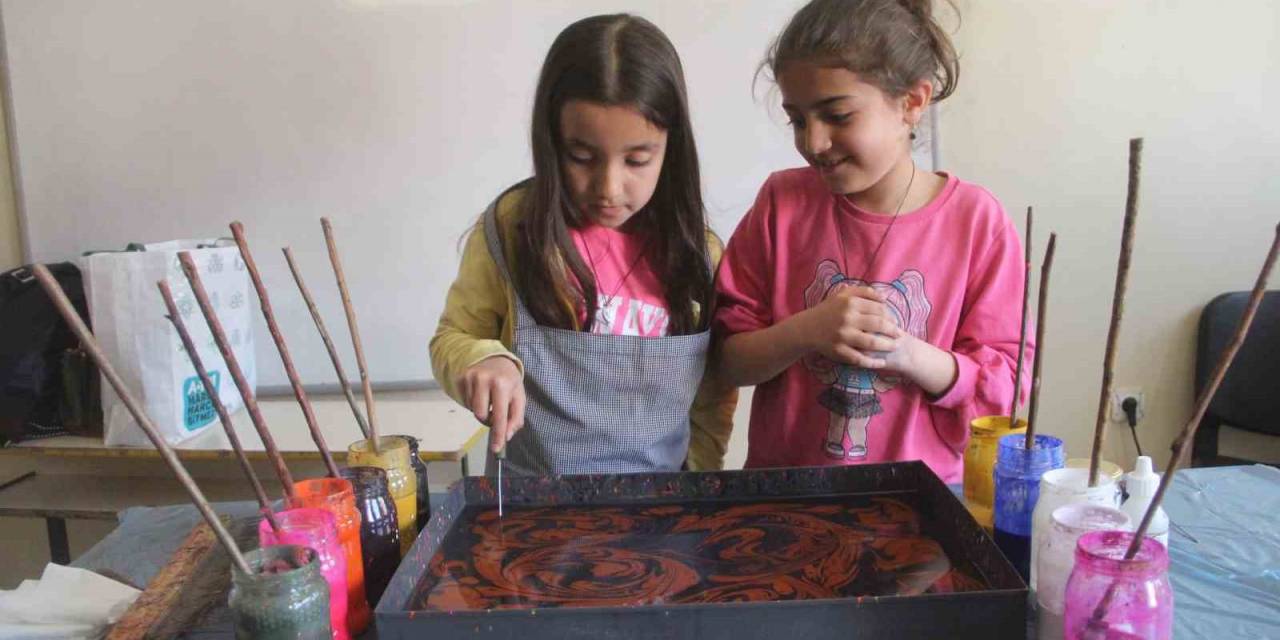 Elazığ’da Ebru Sanatı İle Tanışan Çocuklar Büyük Mutluluk Yaşadı