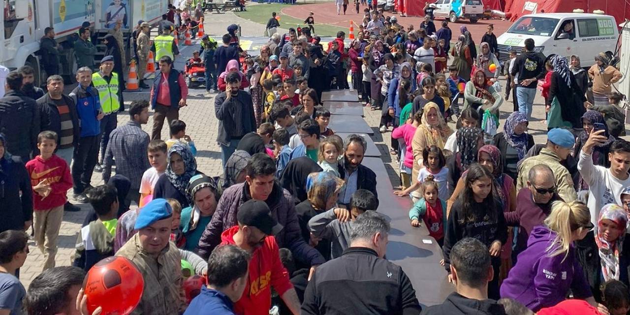 Askf Ve Kapalı Kale Taraftarı Depremzede Çocukları Güldürdü