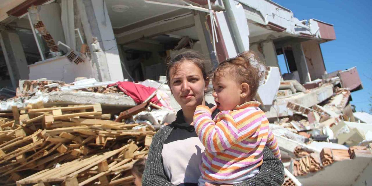 Hatay’da 3 Katlı Binanın Depremde Yıkılmasını Paletler Önledi