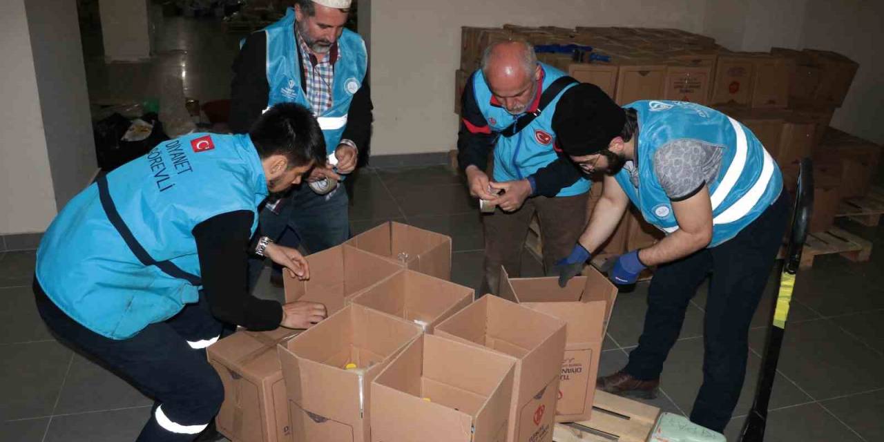 Diyanet Vakfı Her Gün Özenle Hazırladığı Paketleri Depremzedelere Ulaştırıyor