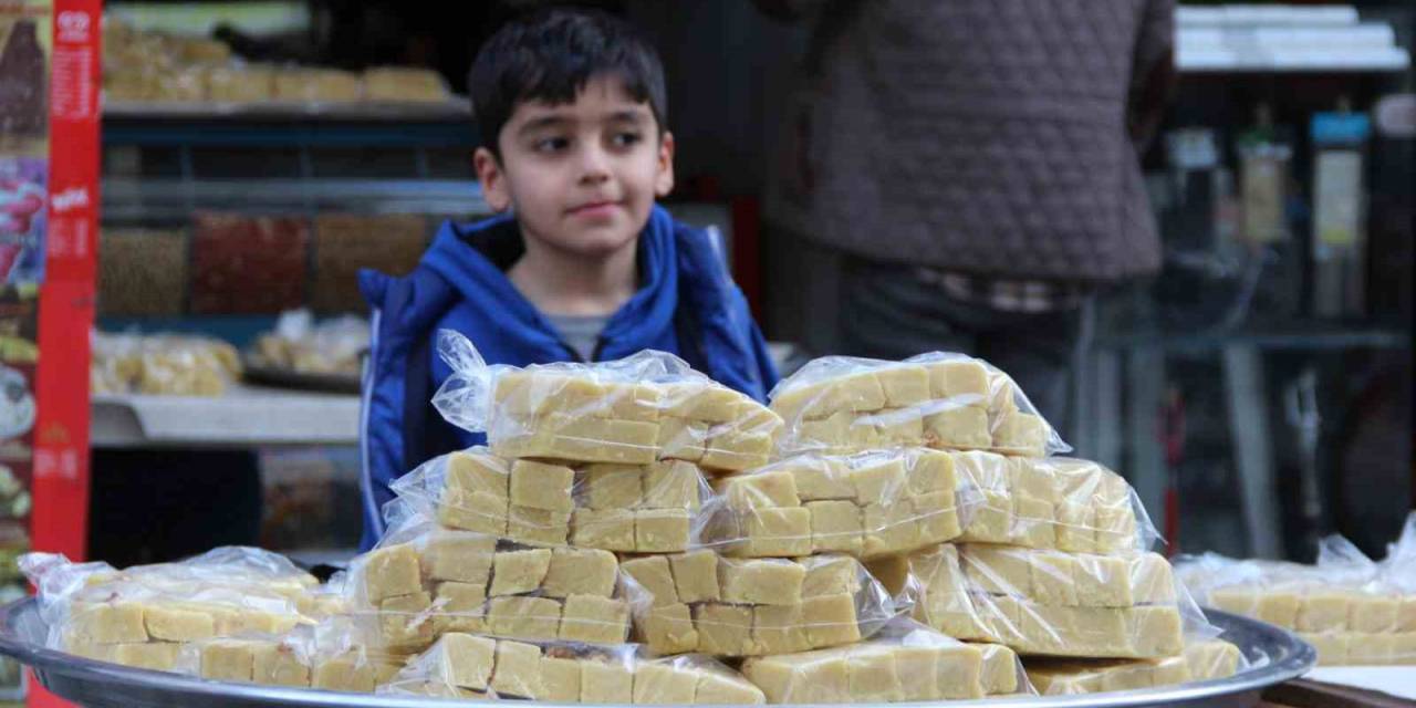 Cizre’de İftar Sofralarının Vazgeçilmez Tatlısı Luzine