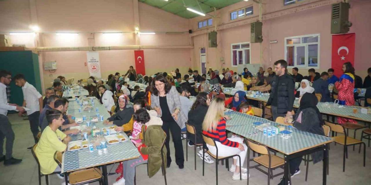 Kaymakam Arıkan Depremzedeleri İftarda Ağırladı