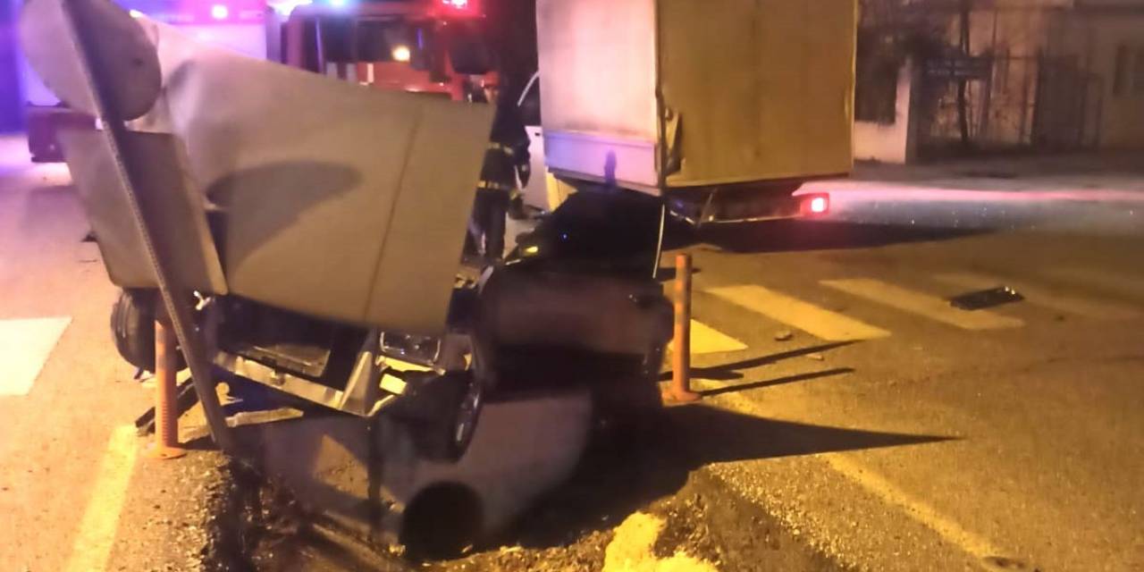 Otomobilin Orta Refüje Çıktığı Trafik Kazasında 2 Kişi Yaralandı