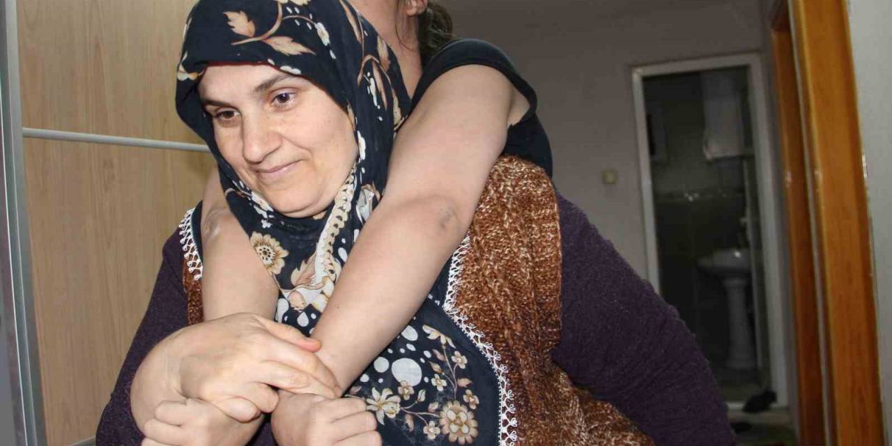 Fedakar Anne Sesini Duyurmak İstiyor