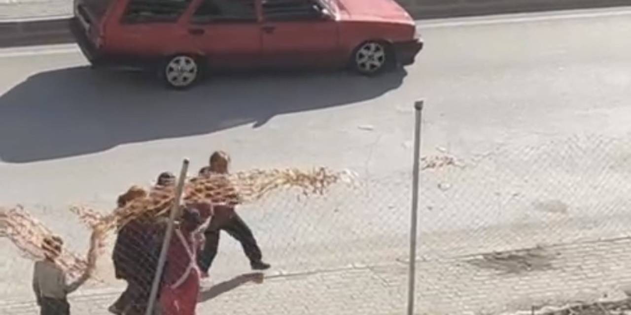 Bursa’da Çocukların Kavgasına Büyükler Dahil Oldu, Kavga Anı Kamerada