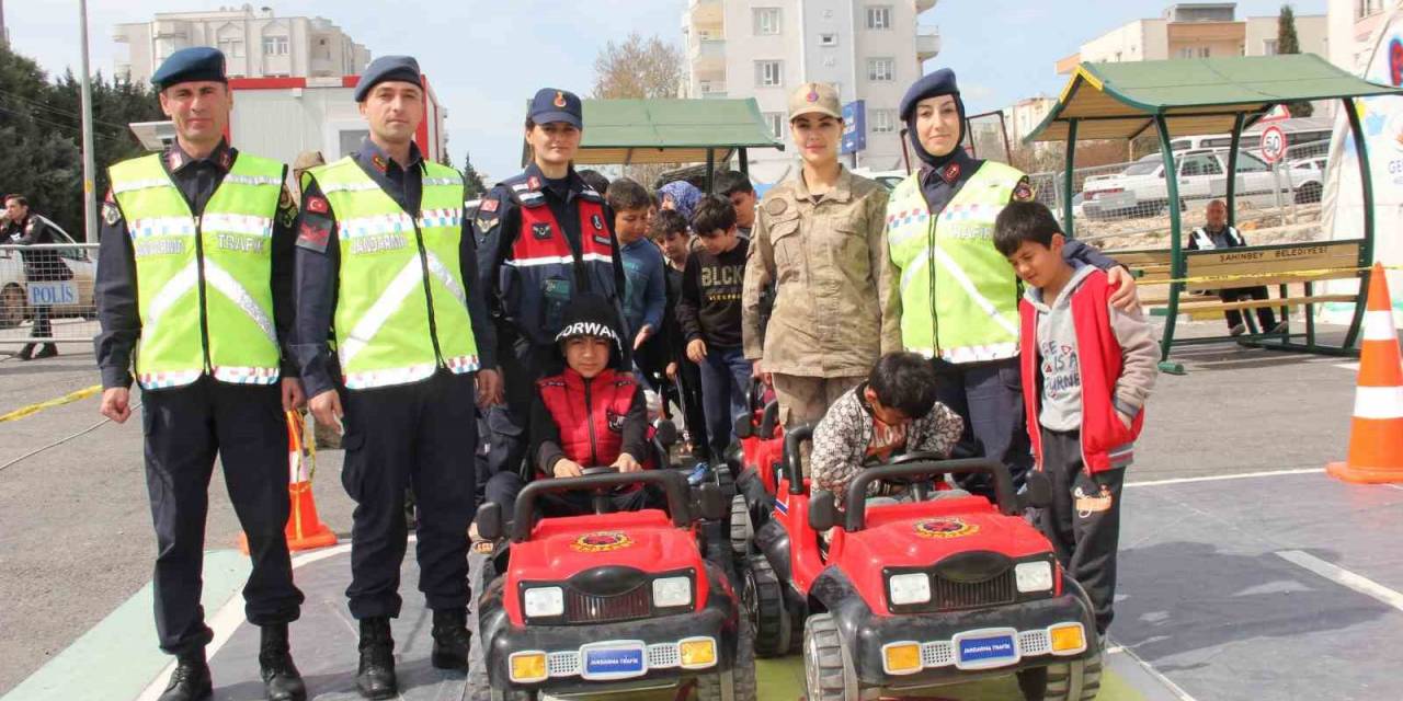 Jandarma Trafik Eğitim Tırında Çocuklar Eğlenerek Öğrendi