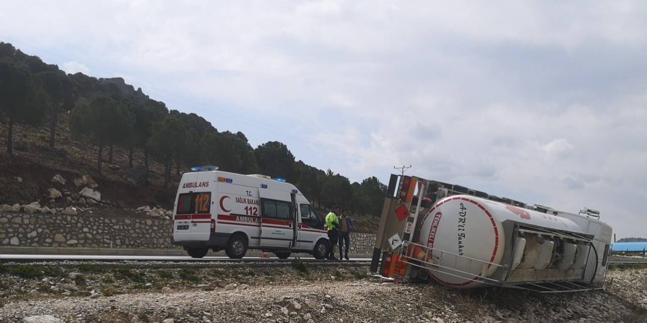 Burdur’da Akaryakıt Tankeri Şarampole Devrildi: 1 Yaralı