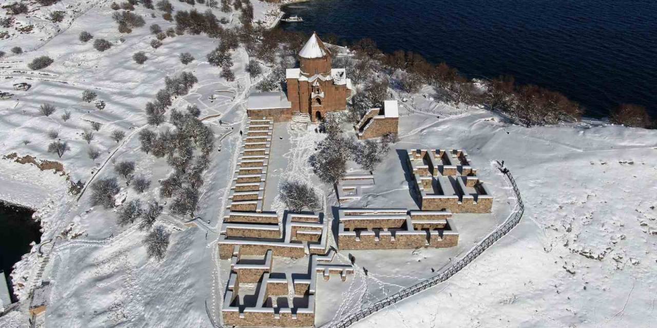 Van’da Kar Yağışı Sonrası Kartpostallık Görüntüler