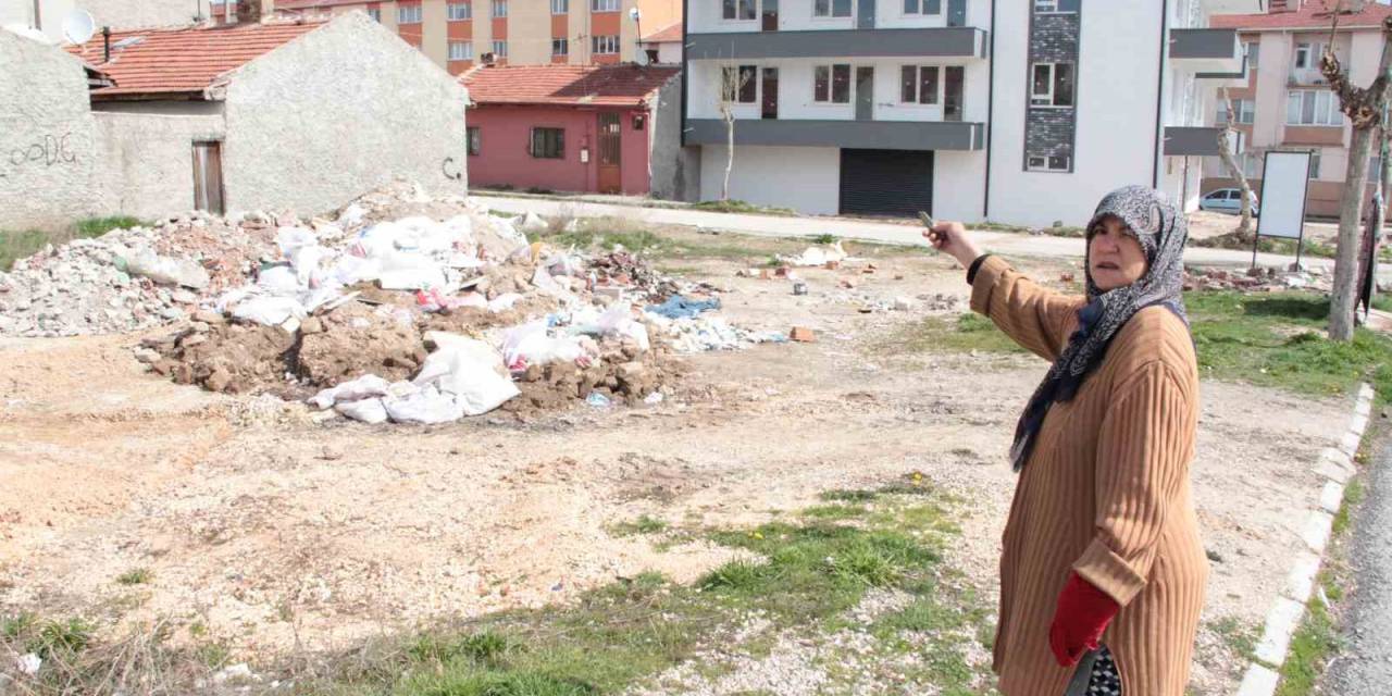 Mahalle Halkı Boş Arazilere Moloz Dökümünden Şikâyetçi