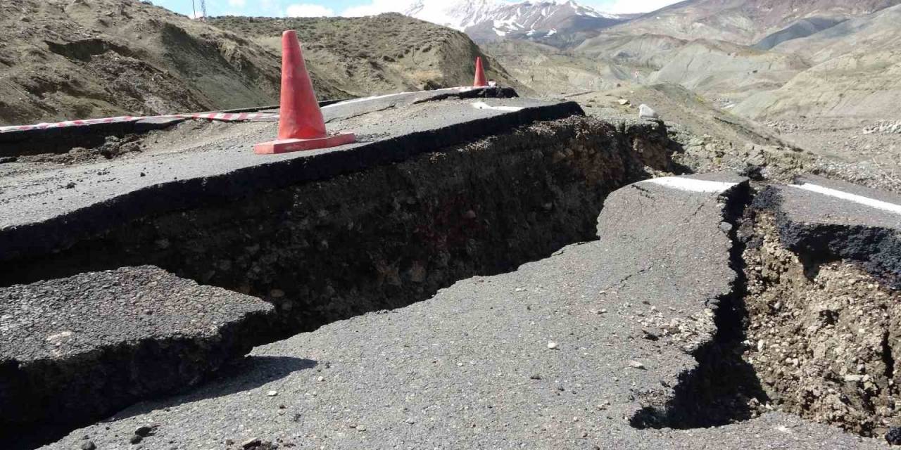 Bingöl’de Heyelan: Yarıkların Oluştuğu Yol Ulaşıma Kapandı