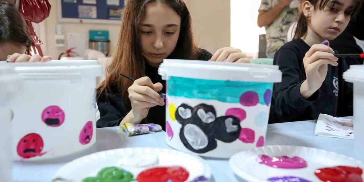 Nilüfer’de Çocuklar Mama Ve Su Kaplarını Boyadı