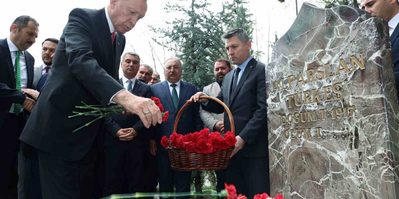 Cumhurbaşkanı Erdoğan, Alparslan Türkeş’in Mezarını Ziyaret Etti