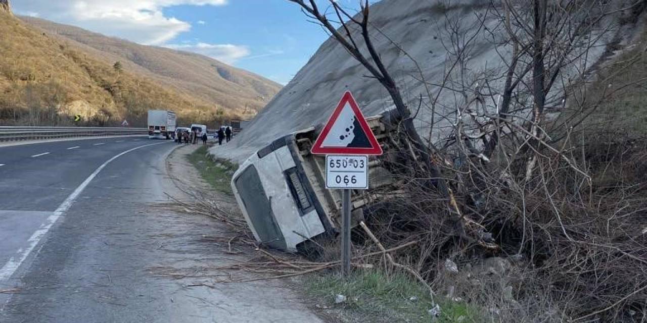Ağaca Çarparak Durabildi, 4 Kişi Yaralandı