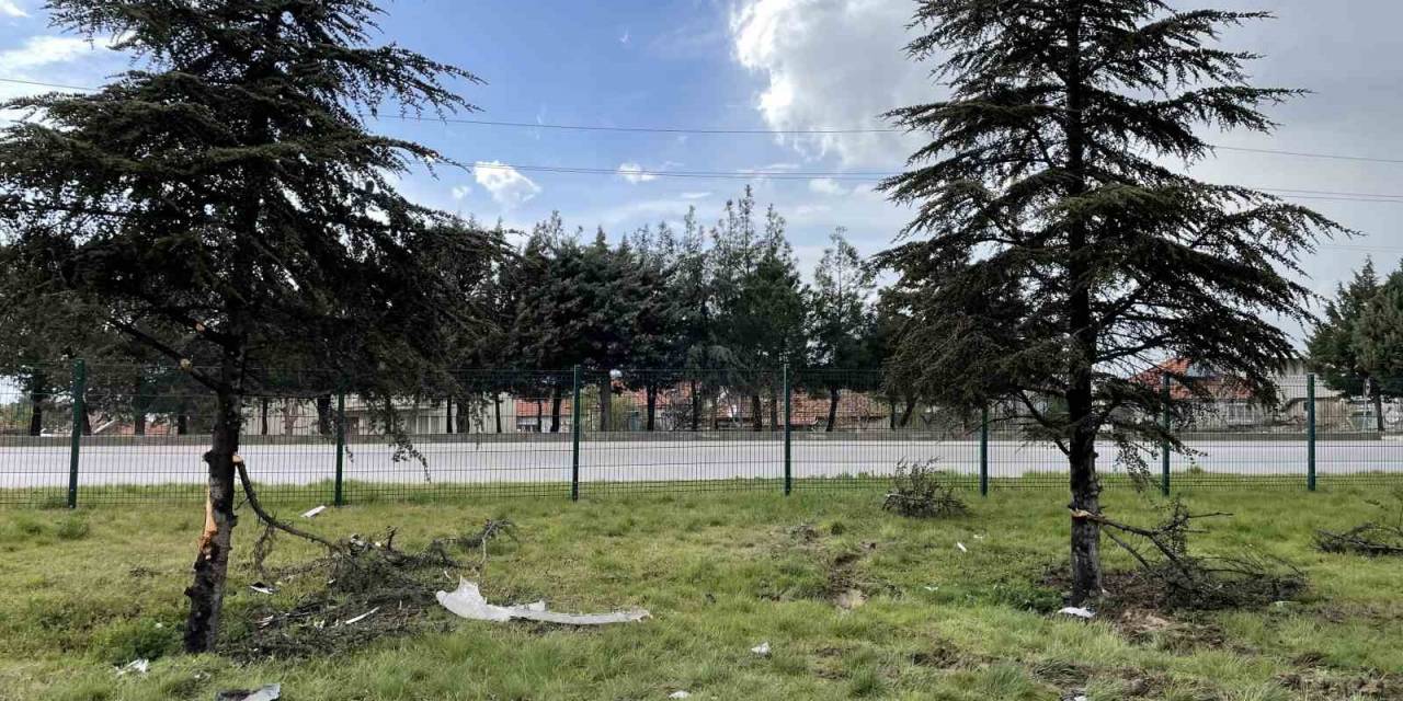 Burdur’da Kontrolden Çıkan Araç Refüje Daldı: 1 Kişi Öldü, 3 Kişi Yaralandı