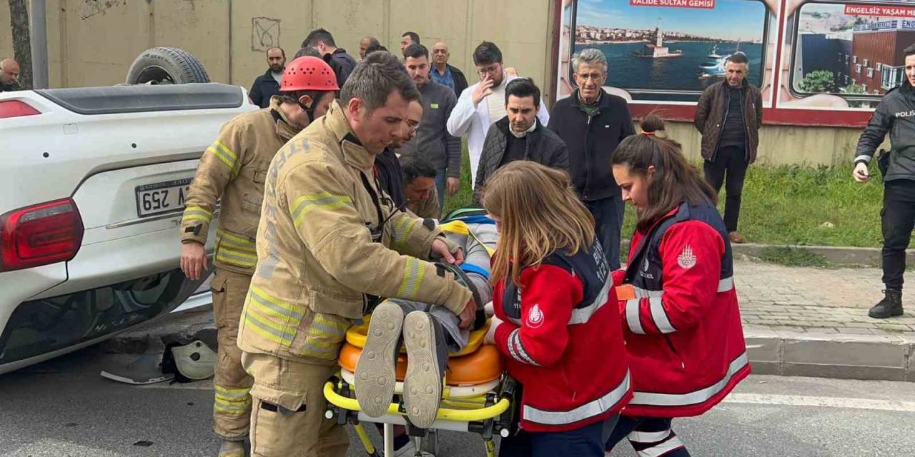 Üsküdar’da İki Otomobil Kafa Kafaya Çarpıştı: 1 Yaralı