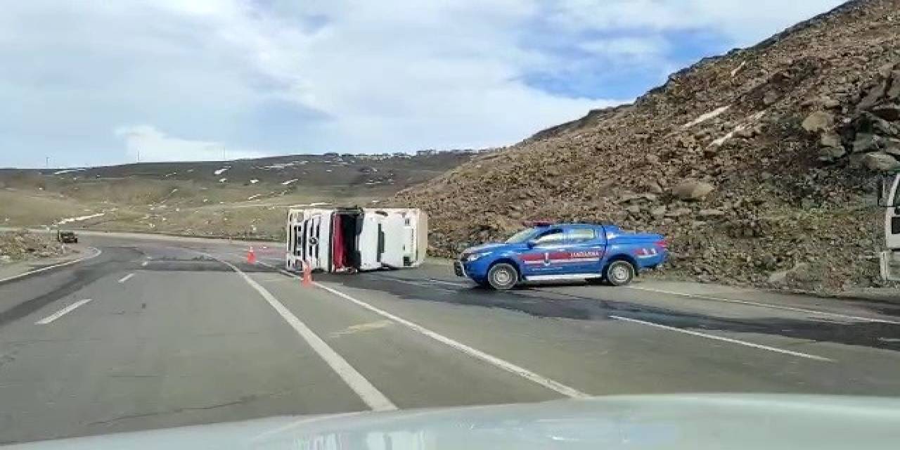 Virajı Alamayan Tır Devrildi.