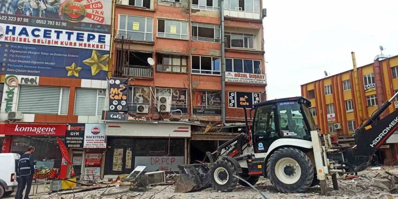 Ağır Hasarlı Binadan Kapı Sökerken Düşerek Ağır Yaralandı