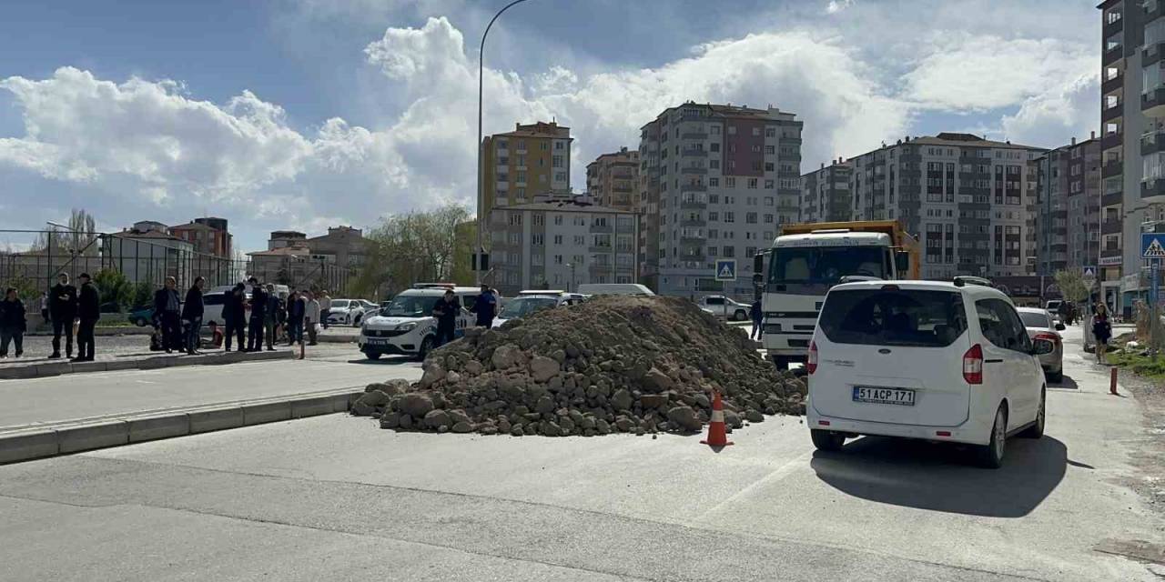 ’arsa Benim’ Dedi, Kum Döktürüp Yolu Kapattı