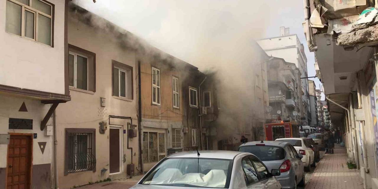 Elazığ’da Yangın: 3 Ev Kullanılamaz Hale Geldi