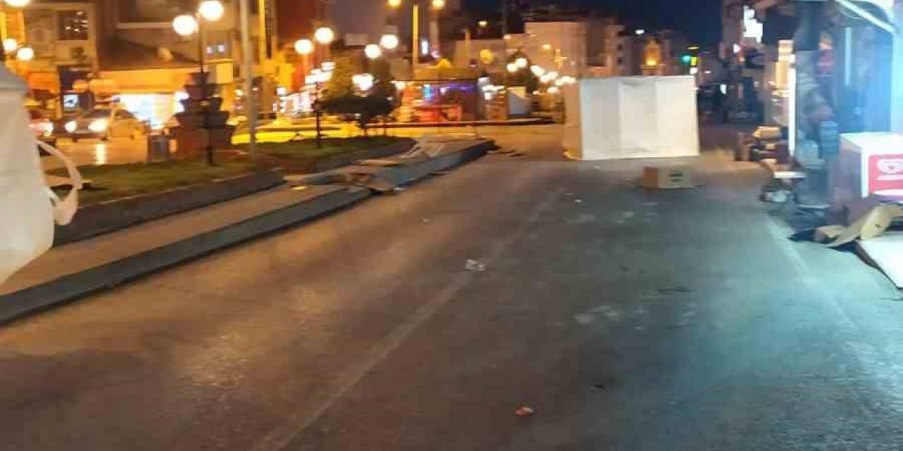 Şiddetli Rüzgar Çadırları Yerinden Söktü