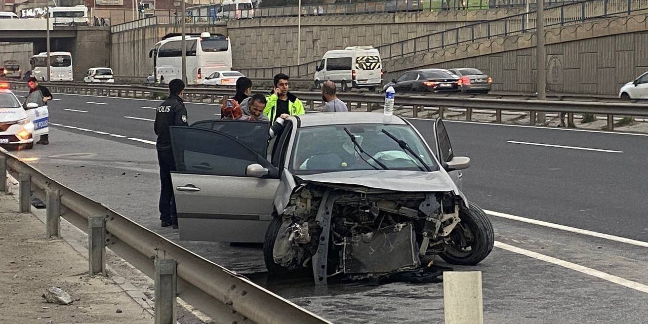 Otomobil Önce Tıra Ardından Bariyerlere Çarptı: 2 Yaralı