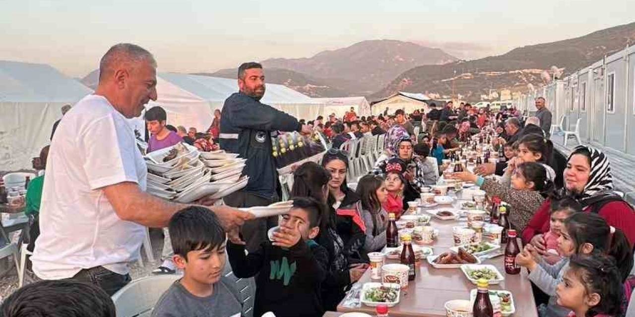 Binlerce Depremzedeye İftarda Adana Kebap İkram Etti