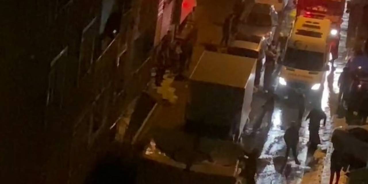 Cinnet Getiren Kadın Önce Annesini Bıçakladı Sonra Sokağı Savaş Alanına Çevirdi