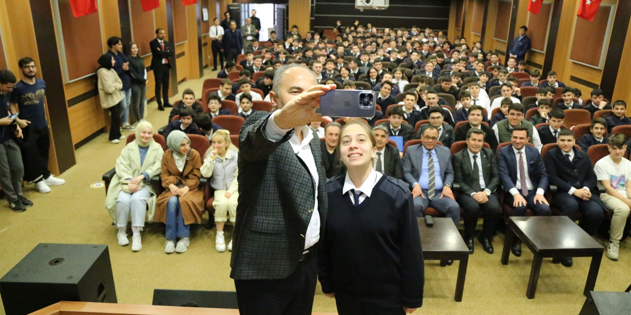 Başkan Metin Gençlik Buluşmasında Liseli Öğrencilerle Bir Araya Geldi