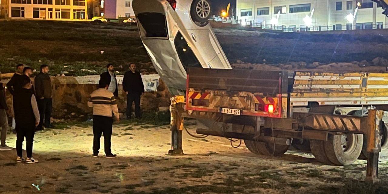 Aracıyla Dereye Uçtu, Derede Su Akmaması Sürücünün Hayatını Kurtardı