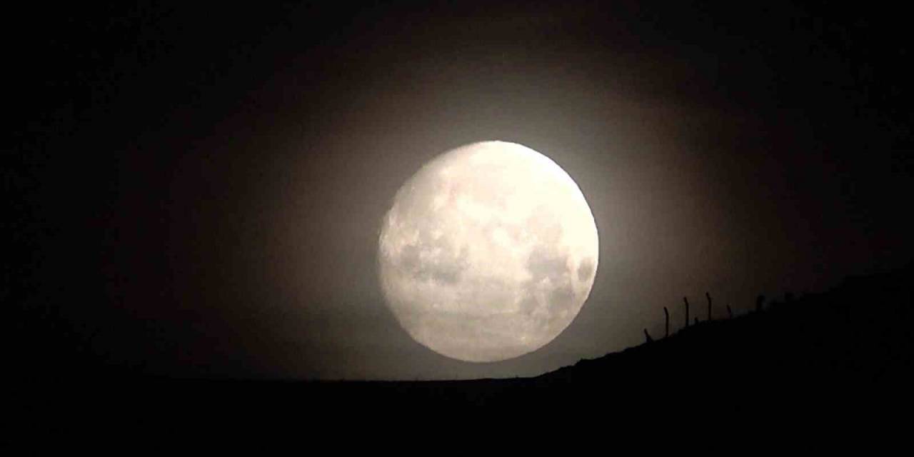 Yüksekova’da Dolunay Güzelliği