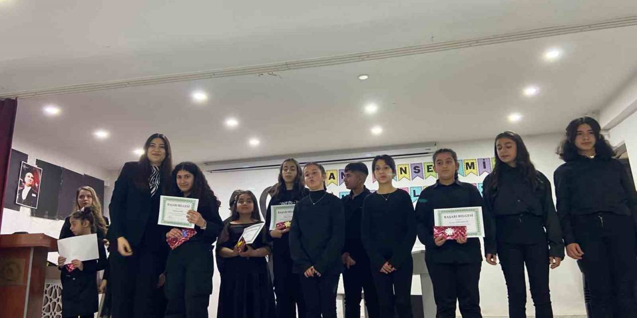 Kurslarda Eğitim Alan Öğrenciler Belgelerini Aldı