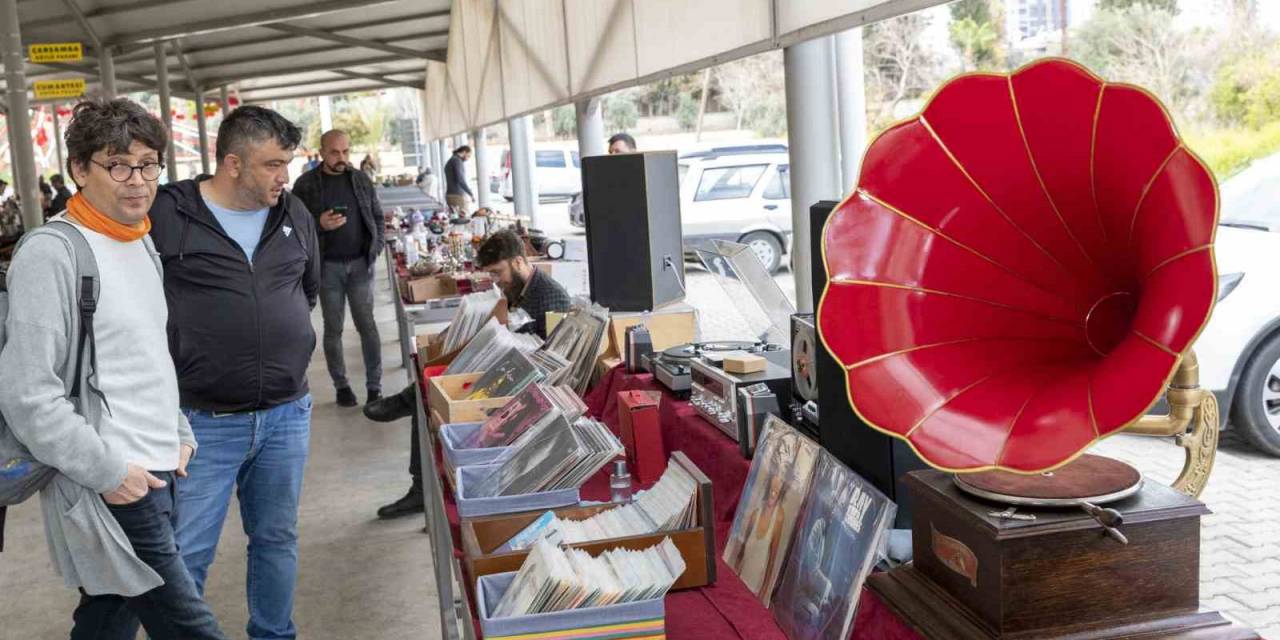 Mersin’de Açılan ’antika Pazarı’ İlgi Görüyor