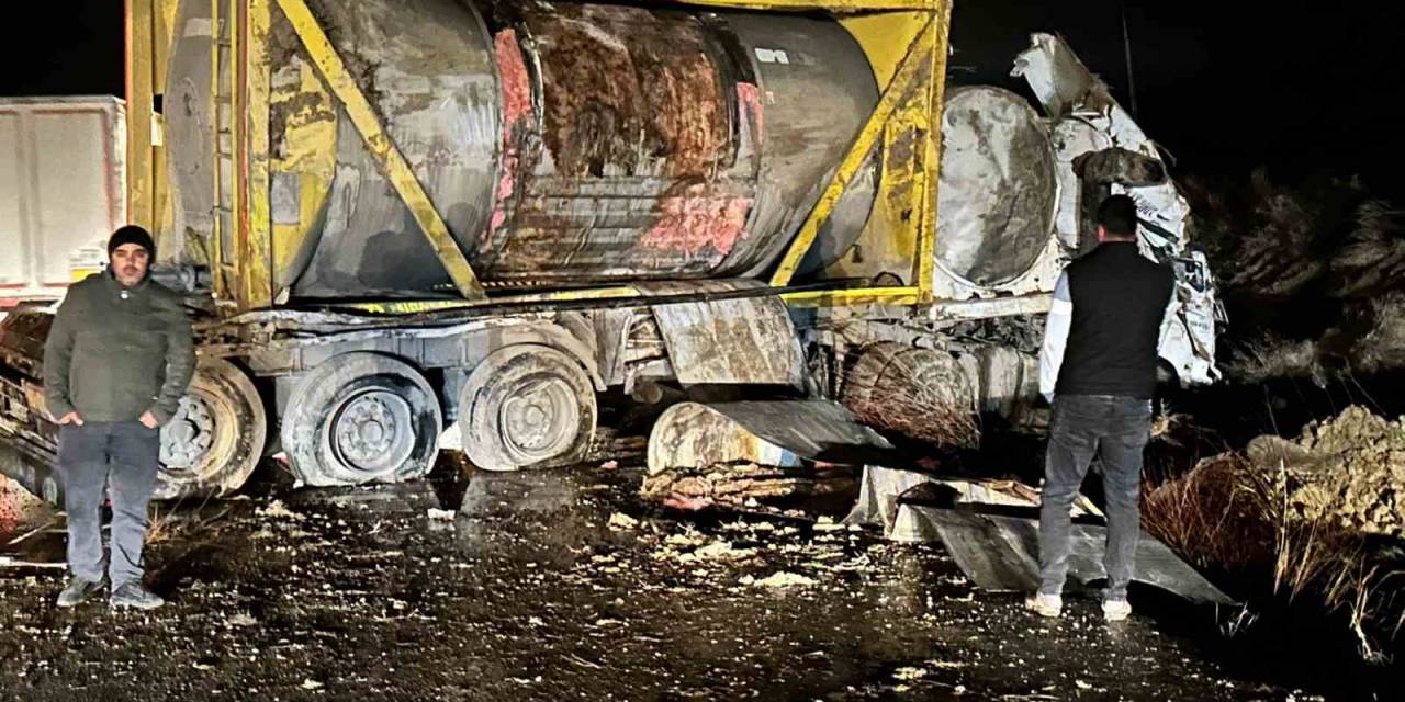 Peynir Suyu Taşıyan Silobasın Devrildiği Kazada Sürücü Olayı Yara Almadan Atlattı