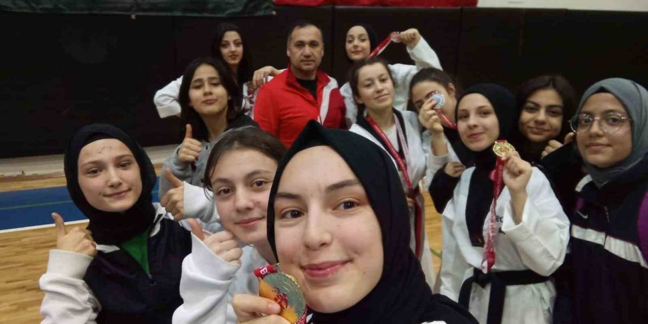 Suluova Belediyesporlu Tekvandocular Madalyaları Topladı