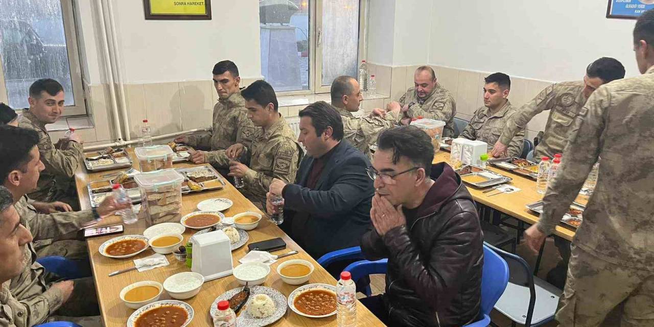 Kaymakam Ocak Askerlerle İftar Yemeğinde Buluştu