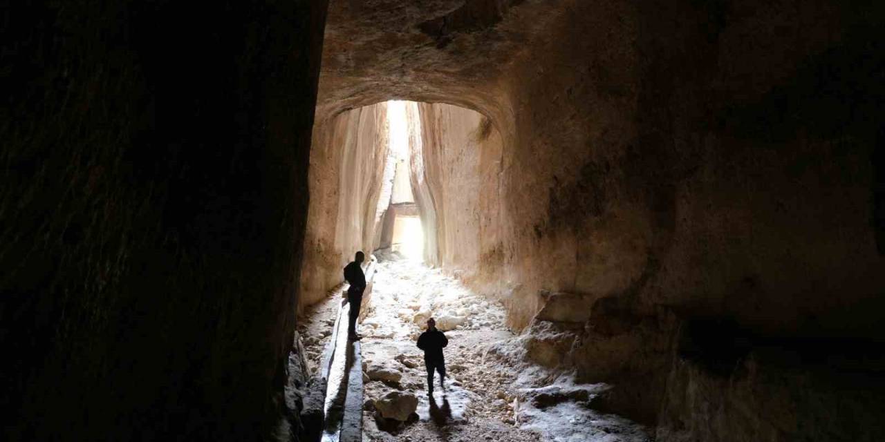 Depremin Yorgunluğunu Tarihi Tünelin Duvarlarına Bıraktılar