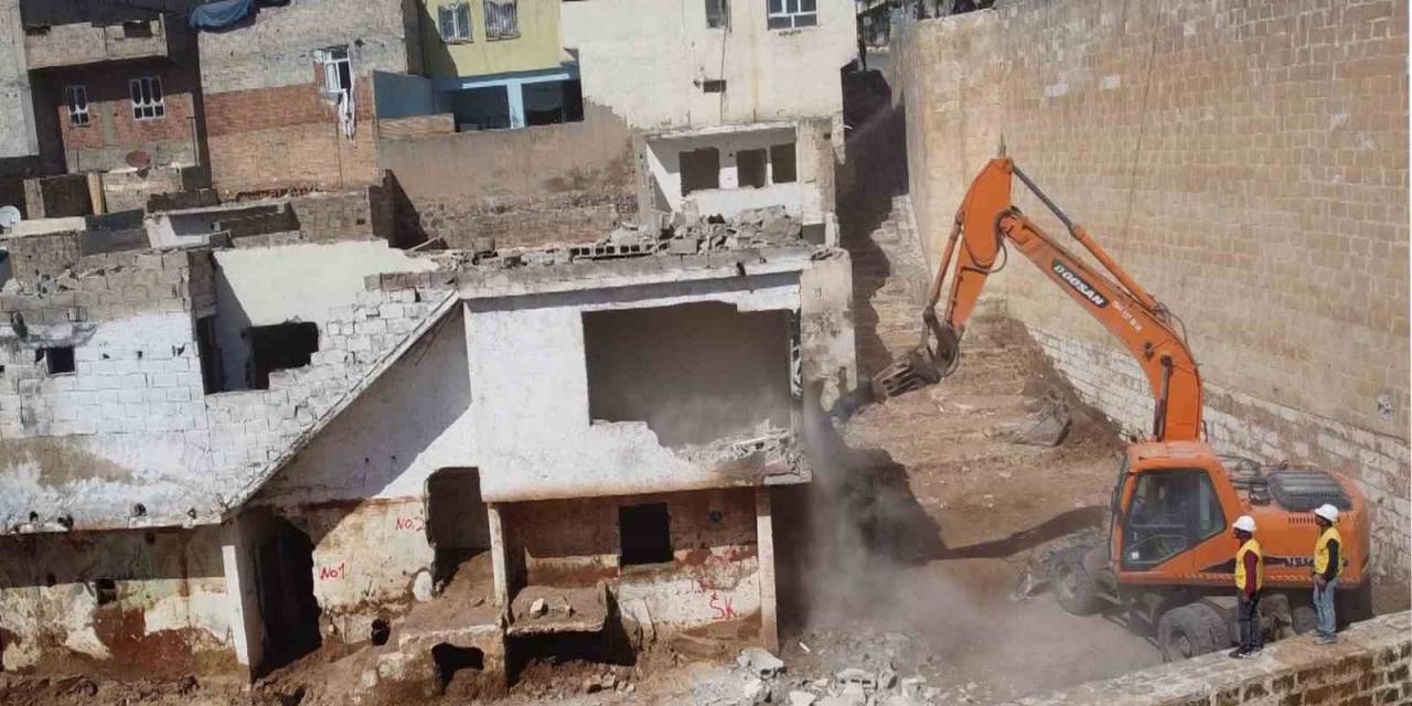 Sel Ve Depremden Etkilenen Yapılar Bir Bir Yıkılıyor