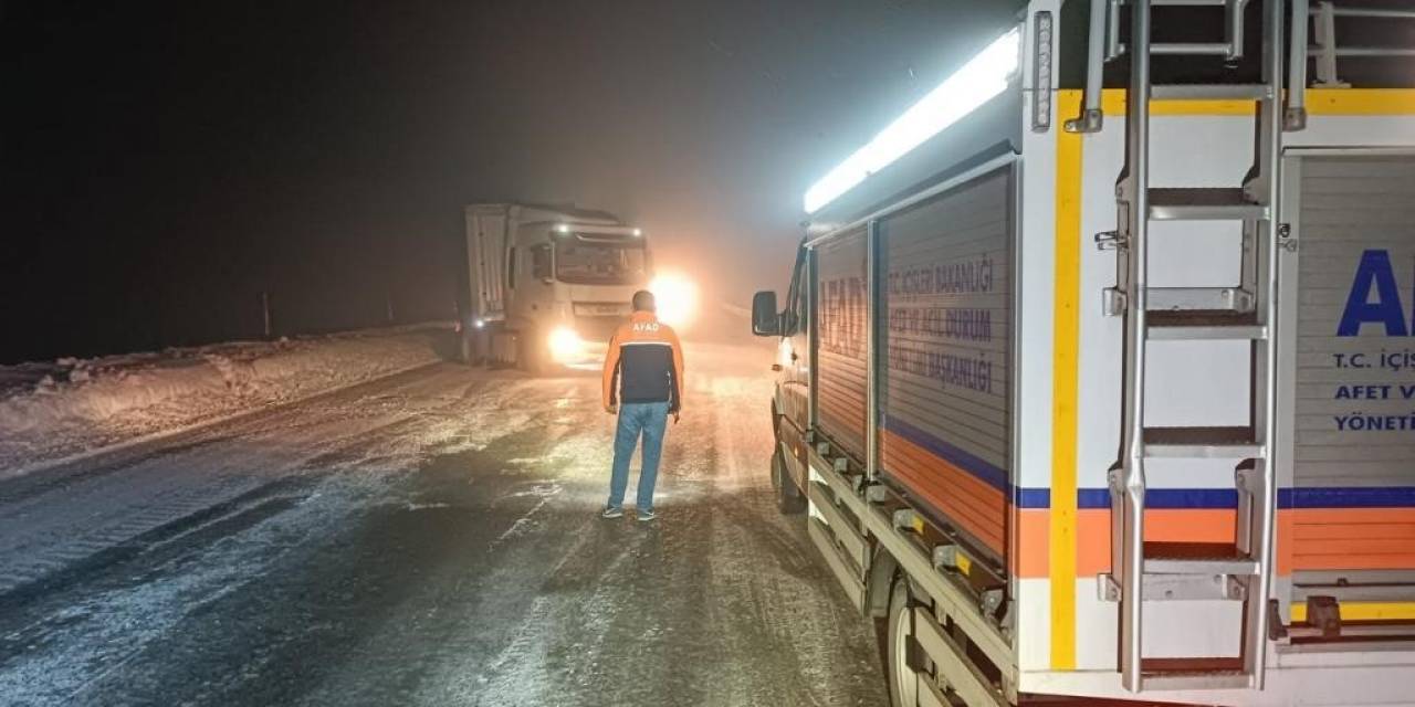 Ardahan’da Kar Ve Tipi Nedeniyle Tırlar Sahara Geçidi’nde Mahsur Kaldı