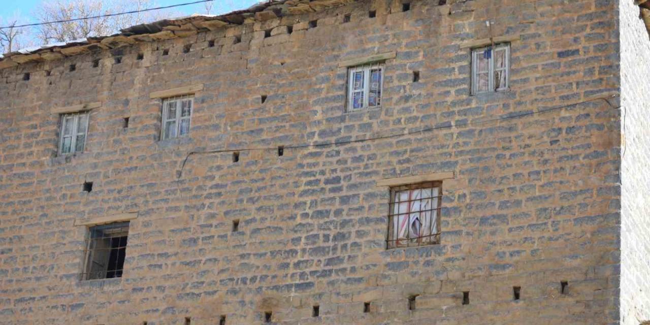 Uludere İlçesindeki Asırlık Kolonsuz Taş Evler Yıllara Meydan Okuyor