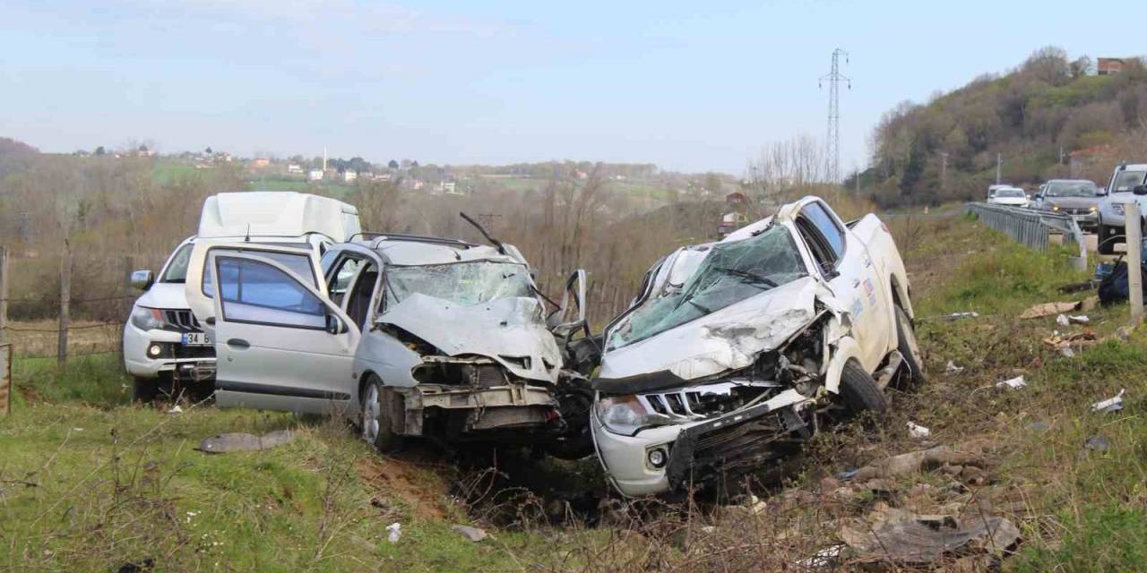Pikap İle Otomobil Kafa Kafaya Çarpıştı: 4 Yaralı