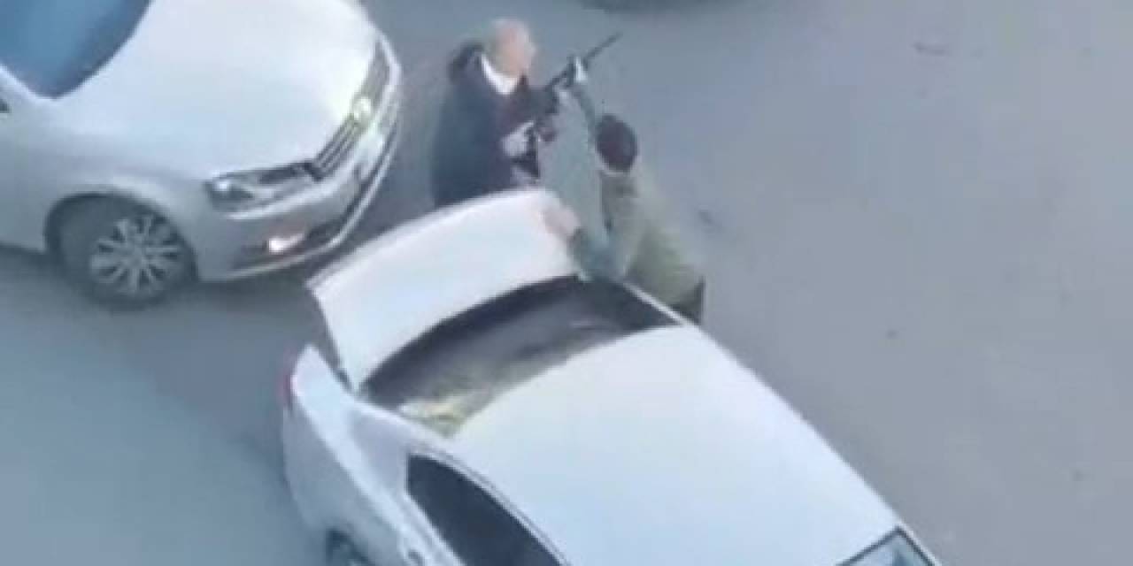 Çekmeköy’de Yumruklar Havada Uçuştu, Bagajdan Uzun Namlulu Silah Çıkarttı