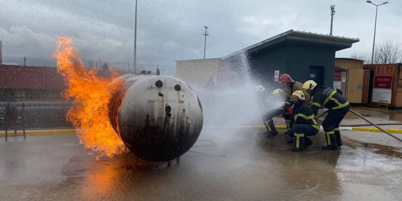 Depremde 82 Kişiyi Kurtaran Kocaeli Büyükşehir İtfaiyesi’nden Acil Durum Ekiplerine Eğitim