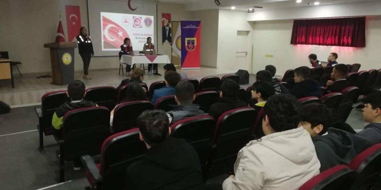 Lise Öğrencilerine Siber Zorbalık Eğitimleri Verildi
