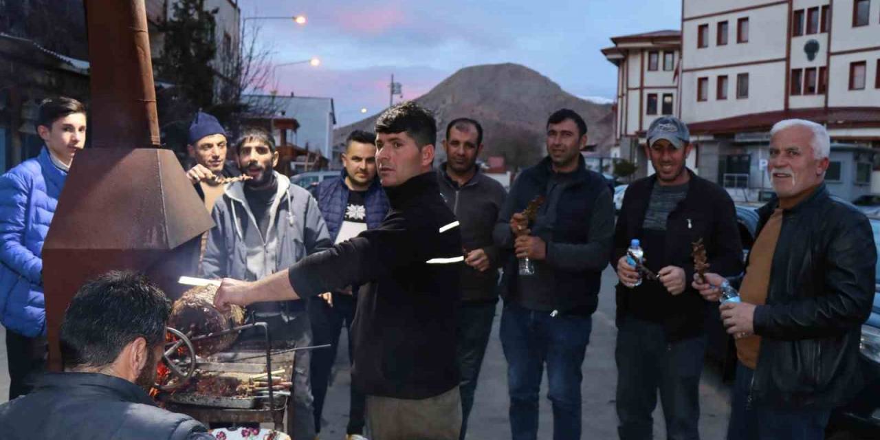 Erzurum’un Tescilli Lezzeti ‘cağ Kebabı’ İftar Sofralarının Vazgeçilmezi Oldu